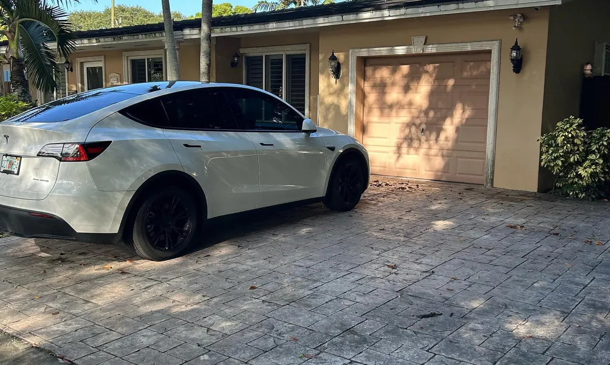 White single garage door on a Mesa Del Mar ranch home